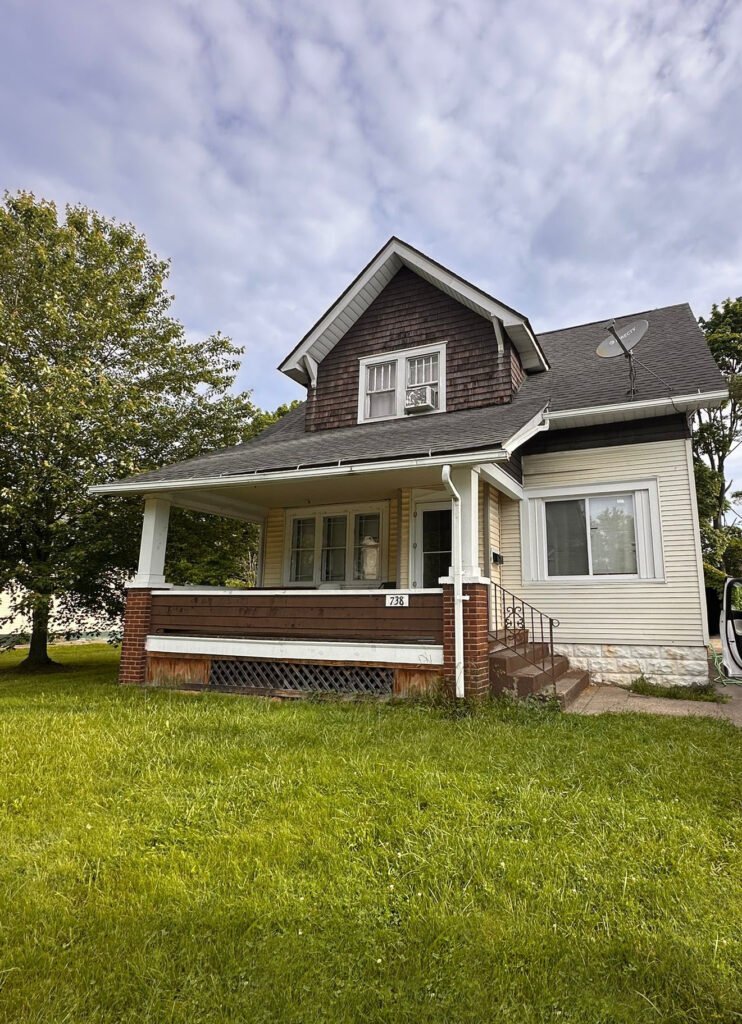 738 W Laclede